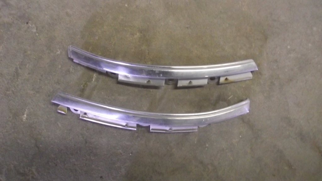 1969-70 Chevrolet Impala Fender Moulding L/R (#69CHFM3EE)