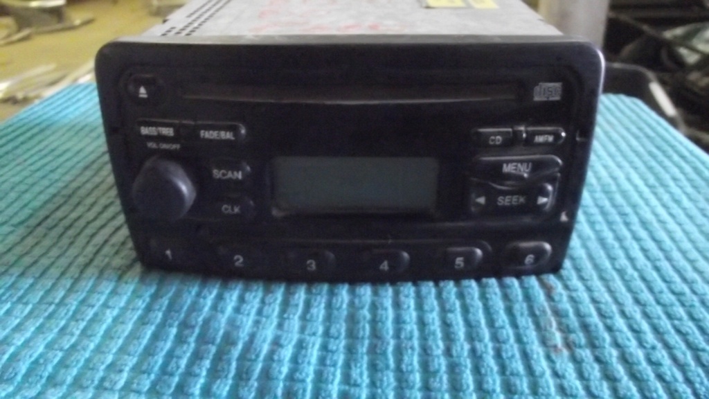 2000-02 Ford Focus Radio (#00FORAWBE)