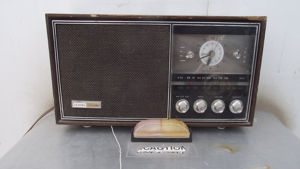 1970 Lloyds AM/FM Clock Radio $25