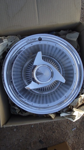 1963-65 Pontiac Hubcaps (#63POHC1BC)